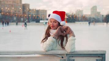 ung leende kvinna is skridskoåkning inuti på is rink. video