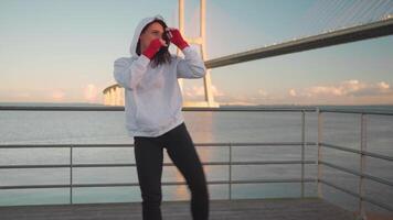 vrouw schaduw boksen met haar handen verpakt in rood boksen banden video