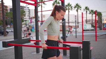 sportig kvinna på löpning Spår håller på med knäböj övningar. video