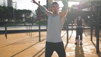 masculino atleta acionado em Esportes terra ao ar livre dentro parque. video