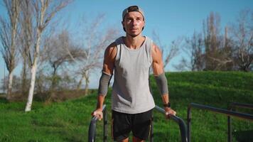 masculino atleta comprometido en Deportes suelo al aire libre en parque. video