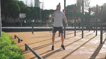 masculino atleta acionado em Esportes terra ao ar livre dentro parque. video