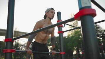 masculino atleta acionado em Esportes terra ao ar livre dentro parque. video