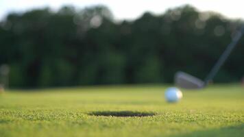 pelota de golf en el green video