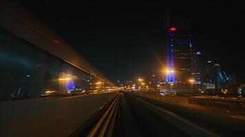 eau, dubai - unido árabe emiratos 01 abril 2024 Noche paisaje urbano desde dubai metro, de Dubái horizonte a noche, visto desde el metro, con ciudad luces. video