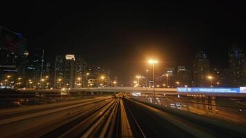 eau, dubai - unido árabe emiratos 01 abril 2024 ciudad paisaje nocturno desde un Moviente tren, ver de un ciudad noche luces desde el perspectiva de un tren pista. video