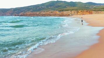 aérien vue de vague sur le plage avec le sable et turquoise vagues video