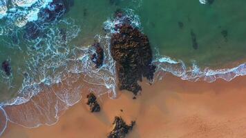 antenne visie van Golf Aan de strand met zand en turkoois golven video