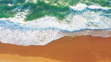 aereo Visualizza di onda su il spiaggia con sabbia e turchese onde video