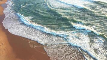 antenne visie van Golf Aan de strand met zand en turkoois golven video