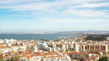 antenne visie van Lissabon downtown zomer dag, Portugal. historisch gebouwen van Lisboa stad video