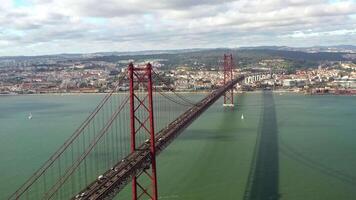 aereo Visualizza di traffico su 25 aprile ponte al di sopra di il tagus fiume nel Lisbona Portogallo. video