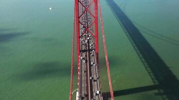 aéreo ver de tráfico en 25 abril puente terminado el tajo río en Lisboa Portugal. video