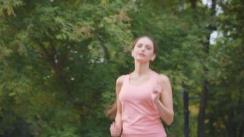 een vrouw is rennen Aan een pad in de park video