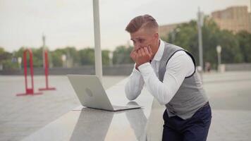 uomo d'affari festeggiare successo uso il computer portatile video