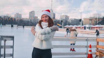 joven sonriente mujer hielo Patinaje fuera de en hielo pista. video