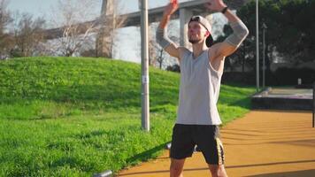 masculino atleta comprometido en Deportes suelo al aire libre en parque. video