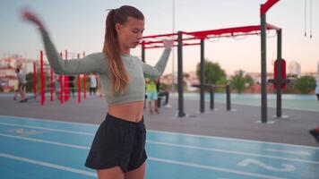 sportivo donna su in esecuzione traccia fare squat esercizi. video