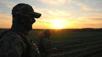 ukrainisch Soldaten beim Sonnenuntergang, silhouettiert Soldaten mit Sonnenuntergang im das Hintergrund. Krieg im Ukraine video