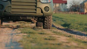 Krieg im Ukraine. Militär- Fahrzeug von das ukrainisch Armee. Nahansicht von Militär- Fahrzeug auf Rau Terrain, Vorderseite Sektion von ein getarnt Militär- Fahrzeug draußen. video
