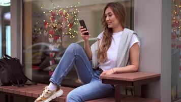 un mujer es utilizando su teléfono video