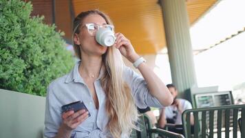 un mujer es sentado en un banco con un taza de café video