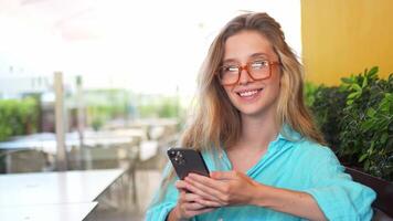 uma mulher dentro óculos usando dela telefone video