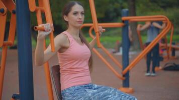 ung atletisk kvinna håller på med ljus övning utomhus- video
