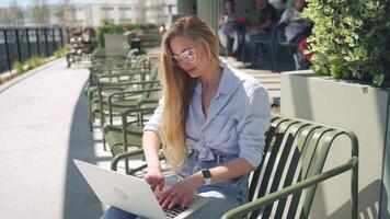 een vrouw in bril zittend terwijl werken Aan haar laptop video