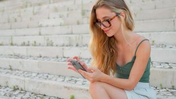 une femme est en utilisant sa téléphone video