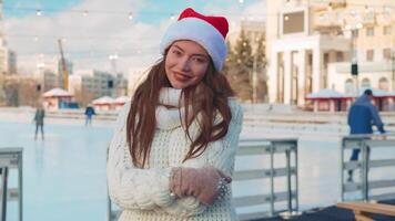 ung leende kvinna is skridskoåkning utanför på is rink. video