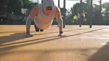 mannetje atleet verloofd Aan sport- grond buitenshuis in park. video