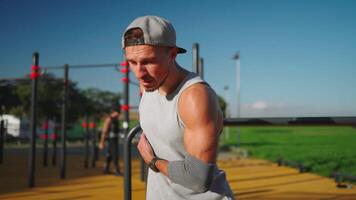 masculino atleta comprometido en Deportes suelo al aire libre en parque. video