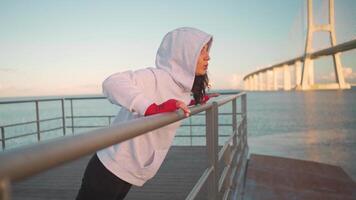 mujer sombra boxeo con su manos envuelto en rojo boxeo cintas en parque con puñetazos caja. video