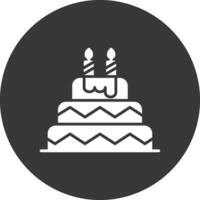 icono de glifo de pastel de cumpleaños invertido vector