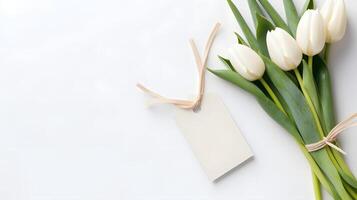 blanco regalo etiqueta Bosquejo con tulipanes en un blanco fondo, parte superior vista, espacio para texto foto