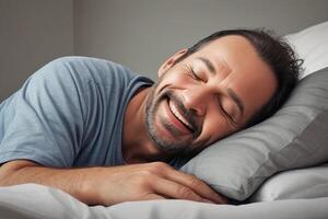 contento hombre sonriente mientras dormido y soñando en cama foto