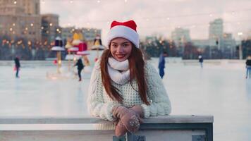 joven sonriente mujer hielo Patinaje dentro en hielo pista. video