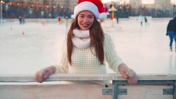 jong glimlachen vrouw ijs het schaatsen binnen Aan ijs baan. video