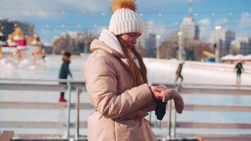 jong glimlachen vrouw ijs het schaatsen buiten Aan ijs baan. video