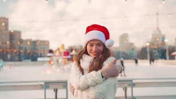 jong glimlachen vrouw ijs het schaatsen buiten Aan ijs baan. video