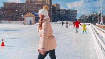 jung lächelnd Frau Eis Skaten Innerhalb auf Eis Eisbahn. video