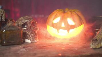een halloween pompoen met een schedel en kaarsen video