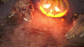 ein Halloween Kürbis mit ein Schädel und Kerzen video