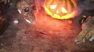 ein Halloween Kürbis mit ein Schädel und Kerzen video