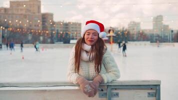 jong glimlachen vrouw ijs het schaatsen binnen Aan ijs baan. video