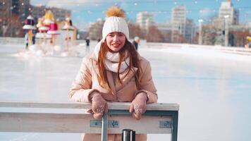 jong glimlachen vrouw ijs het schaatsen binnen Aan ijs baan. video