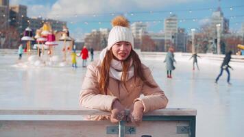 ung leende kvinna is skridskoåkning inuti på is rink. video