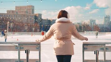 joven sonriente mujer hielo Patinaje fuera de en hielo pista. video