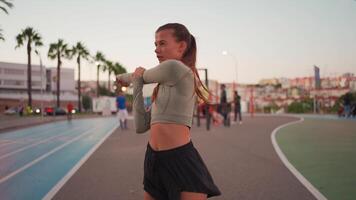 sportief vrouw Aan rennen bijhouden aan het doen squats opdrachten. video
